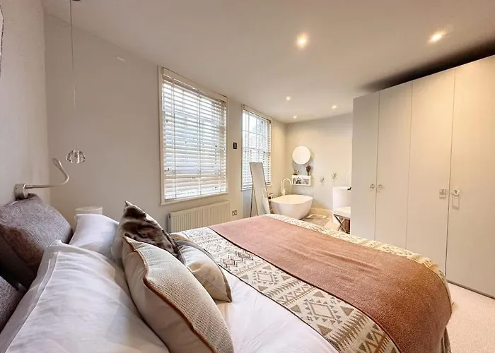 Stunning Modern 2-Floor House With 3 Ensuite Rooms