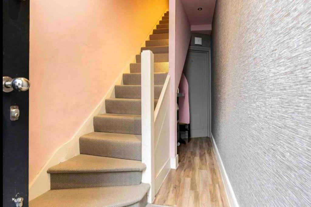 Villa Stunning Modern 2-floor House With 3 Ensuite Londra