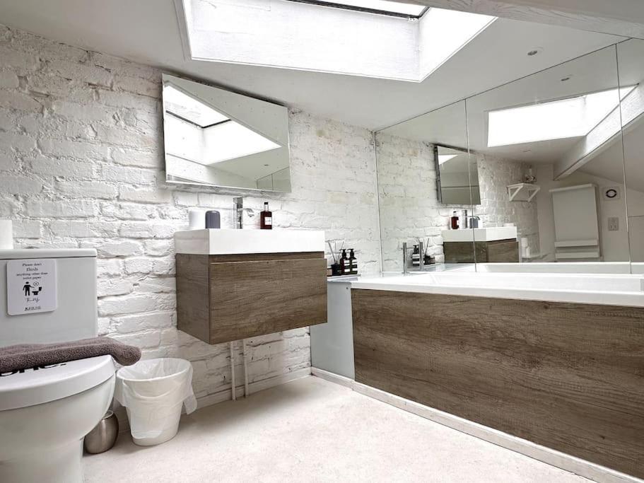 Stunning Modern 2-floor House With 3 Ensuite Villa