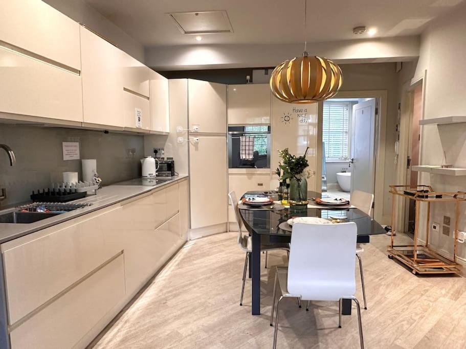 Stunning Modern 2-floor House With 3 Ensuite Villa Londra