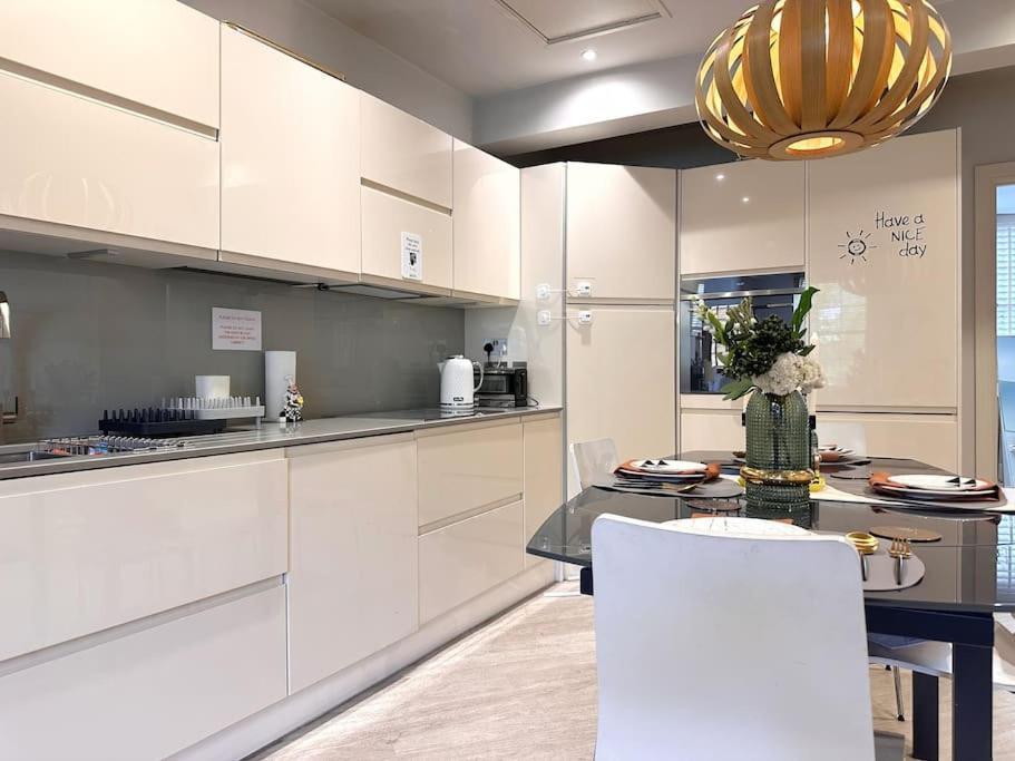 Stunning Modern 2-floor House With 3 Ensuite Villa Londra